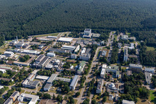 Vue aérienne de Bâtiment de recherche et complexe de bureaux du KIT Campus Nord avec IKET, ITEP, Institut de météorologie et de recherche climatique, Institut wbk d'ingénierie de production, Institut de physique des astroparticules (IAP), cantine du KIT et Institut de microstructure de l'IMT sur Eggensteiner Straße à le quartier Leopoldshafen in Eggenstein-Leopoldshafen dans le département Bade-Wurtemberg, Allemagne