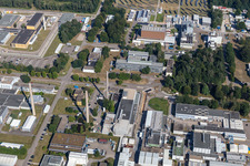 Vue aérienne de Bâtiment de recherche et complexe de bureaux du Campus Nord de l'Institut de technologie de Karlsruhe avec cellules chaudes (ancienne zone de recherche pour les études sur les combustibles) sur la Leopoldshafener Straße à le quartier Leopoldshafen in Eggenstein-Leopoldshafen dans le département Bade-Wurtemberg, Allemagne
