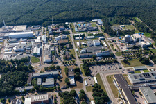 Vue aérienne de Bâtiment de recherche et complexe de bureaux du Campus Nord de l'Institut de technologie de Karlsruhe avec cellules chaudes (ancienne zone de recherche pour les études sur les combustibles) sur la Leopoldshafener Straße à le quartier Leopoldshafen in Eggenstein-Leopoldshafen dans le département Bade-Wurtemberg, Allemagne