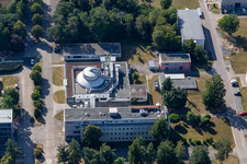 Vue aérienne de Bâtiment de recherche et complexe de bureaux du Campus Nord de l'Institut de Technologie de Karlsruhe sur la Karlsruher Allee à le quartier Leopoldshafen in Eggenstein-Leopoldshafen dans le département Bade-Wurtemberg, Allemagne