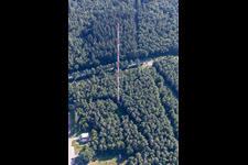Vue aérienne de Tour de mesure de la contamination radioactive de l'air au KIT Campus Nord (anciennement Centre de recherche nucléaire de Karlsruhe) dans la forêt de Hardtwald à le quartier Leopoldshafen in Eggenstein-Leopoldshafen dans le département Bade-Wurtemberg, Allemagne