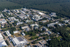 Vue aérienne de Bâtiment de recherche et complexe de bureaux du KIT Campus Nord avec bibliothèque, Institut de microstructure, ITEP, Institut de physique des astroparticules, laboratoire LEVKIN sur Eggensteiner Straße à le quartier Leopoldshafen in Eggenstein-Leopoldshafen dans le département Bade-Wurtemberg, Allemagne