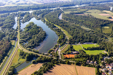 Vue aérienne de Zones riveraines du Leopoldshafen avec courts de tennis du TC Leopoldshafen et terrain en herbe du club de football Leopoldshafen 1936 eV sur l'Altrhein dans une zone boisée à le quartier Leopoldshafen in Eggenstein-Leopoldshafen dans le département Bade-Wurtemberg, Allemagne