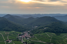 Vue aérienne de Vignoble et paysage viticole des terroirs viticoles à Leinsweiler dans le département Rhénanie-Palatinat, Allemagne