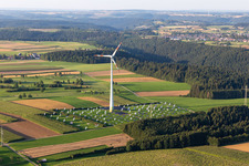 Vue aérienne de Éolienne (WEA) - éolienne sur un champ de panneaux solaires photovoltaïques à côté d'une ligne électrique à haute tension à le quartier Römlinsdorf in Alpirsbach dans le département Bade-Wurtemberg, Allemagne