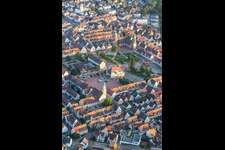 Vue aérienne de Hôtel de ville de l'administration municipale sur la place du marché au centre-ville à Freudenstadt dans le département Bade-Wurtemberg, Allemagne