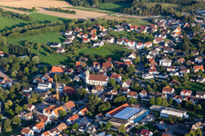 Vue aérienne de Bâtiment d'église au centre du village à Villingendorf dans le département Bade-Wurtemberg, Allemagne