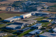 Vue aérienne de Zone industrielle et commerciale avec Maschinenfabrik Berthold Hermle AG, RAMPF Production Systems GmbH & Co.KG, FRISTO GETRÄNKEMARKT GmbH et ASSTEC GmbH & Co. KG à le quartier Zimmern Oberbayern Rottweil in Zimmern ob Rottweil dans le département Bade-Wurtemberg, Allemagne