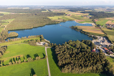 Vue aérienne de Federseebahn, usine de tourbe à le quartier Sattenbeuren in Bad Schussenried dans le département Bade-Wurtemberg, Allemagne