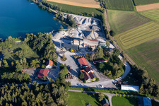 Vue aérienne de Gravière Bad Schussenried-Sattenbeuren de Betonwerk Rieger GmbH & Co. KG et économie de l'usine de tourbe à le quartier Sattenbeuren in Bad Schussenried dans le département Bade-Wurtemberg, Allemagne