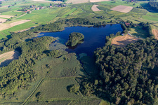 Vue aérienne de Étang de Schwaigfurt à le quartier Kürnbach in Bad Schussenried dans le département Bade-Wurtemberg, Allemagne