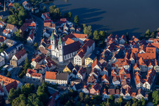 Photographie aérienne de Église paroissiale Saint-Pierre dans le centre historique à le quartier Steinach in Bad Waldsee dans le département Bade-Wurtemberg, Allemagne
