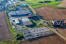 Vue aérienne de Usine de fabrication de véhicules de Carthago Reisemobilbau GmbH à le quartier Unterrauhen in Aulendorf dans le département Bade-Wurtemberg, Allemagne