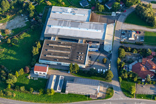 Vue aérienne de Zone industrielle et création d'entreprise avec Colour-Line Oberflächenveredelungsgesellschaft mbH et DecoCompany Le magasin spécialisé Heimtex à Bad Saulgau dans le département Bade-Wurtemberg, Allemagne