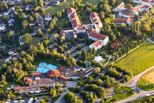 Vue aérienne de Bâtiment Festbau et Kurhaus et parc thermal avec thermes et clinique Sonnenhof dans le magnifique Moos à Bad Saulgau dans le département Bade-Wurtemberg, Allemagne