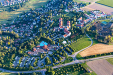 Vue aérienne de Centre thermal et parc thermal avec thermes et clinique Sonnenhof dans le magnifique Moos à Bad Saulgau dans le département Bade-Wurtemberg, Allemagne