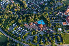 Vue aérienne de Centre thermal et parc thermal avec thermes et clinique Sonnenhof dans le magnifique Moos à Bad Saulgau dans le département Bade-Wurtemberg, Allemagne