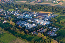 Vue aérienne de Zone industrielle et commerciale avec Spiess Transport International GmbH, TU Maschinen- und Anlagenbau GmbH, Eurostahl KG, Fensterle Bauunternehmen GmbH à Ertingen dans le département Bade-Wurtemberg, Allemagne