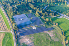 Vue aérienne de Rangées de panneaux d'une centrale solaire et d'un système photovoltaïque dans un champ à Ertingen dans le département Bade-Wurtemberg, Allemagne