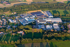 Vue aérienne de Zone industrielle et commerciale avec Spiess Transport International GmbH, TU Maschinen- und Anlagenbau GmbH, Eurostahl KG, Fensterle Bauunternehmen GmbH à Ertingen dans le département Bade-Wurtemberg, Allemagne