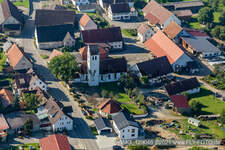 Vue aérienne de Église de la Sainte-Croix à le quartier Ottobeurerhof in Allmannsweiler dans le département Bade-Wurtemberg, Allemagne