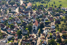 Vue aérienne de Église paroissiale de Mochenwangen à le quartier Mochenwangen in Wolpertswende dans le département Bade-Wurtemberg, Allemagne