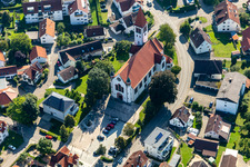 Vue aérienne de Église paroissiale de Mochenwangen à le quartier Mochenwangen in Wolpertswende dans le département Bade-Wurtemberg, Allemagne