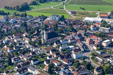 Vue aérienne de Bâtiment d'église au centre-ville à le quartier Trauben in Baienfurt dans le département Bade-Wurtemberg, Allemagne