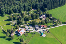 Vue aérienne de Cimetière forestier, appartements de vacances, porte d'entrée de l'Allgäu à le quartier Küchel in Vogt dans le département Bade-Wurtemberg, Allemagne