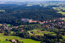 Vue aérienne de Château Renaissance Wolfegg avec église paroissiale et collégiale Sainte-Catherine à le quartier Wassers in Wolfegg dans le département Bade-Wurtemberg, Allemagne