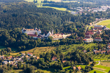 Vue aérienne de Château Renaissance Wolfegg avec église paroissiale et collégiale Sainte-Catherine à le quartier Wassers in Wolfegg dans le département Bade-Wurtemberg, Allemagne