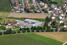Vue aérienne de Locaux de l'entreprise Bohner Produktions GmbH avec halls, bâtiments d'entreprise et installations de production à le quartier Gaisbeuren in Bad Waldsee dans le département Bade-Wurtemberg, Allemagne