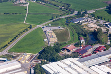 Sites de production de Liebherr-Mischtechnik GmbH à le quartier Kürnbach in Bad Schussenried dans le département Bade-Wurtemberg, Allemagne du point de vue du drone