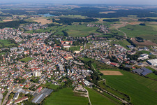Vue aérienne de Rue de la gare à le quartier Zellerhof in Bad Schussenried dans le département Bade-Wurtemberg, Allemagne