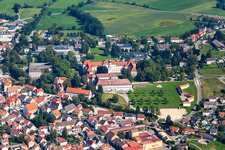 Vue oblique de Complexe de bâtiments du monastère à le quartier Roppertsweiler in Bad Schussenried dans le département Bade-Wurtemberg, Allemagne