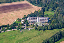 Vue aérienne de Terrain abandonné et vide de l'ancien hôpital Waldklinik à le quartier Zellerhof in Bad Schussenried dans le département Bade-Wurtemberg, Allemagne