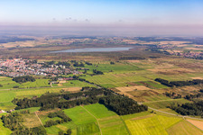Vue aérienne de Lac Federsee à Bad Buchau dans le département Bade-Wurtemberg, Allemagne