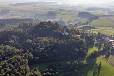 Vue aérienne de Saint Jean-Baptiste sur le Bussen, montagne sainte de Haute-Souabe à le quartier Offingen in Uttenweiler dans le département Bade-Wurtemberg, Allemagne