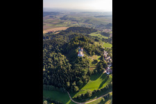 Photographie aérienne de Saint Jean-Baptiste sur le Bussen, montagne sainte de Haute-Souabe à le quartier Offingen in Uttenweiler dans le département Bade-Wurtemberg, Allemagne