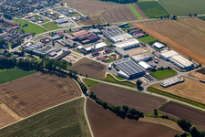 Vue aérienne de Zone industrielle et commerciale avec siège social de Striebel Textil GmbH à Langenenslingen dans le département Bade-Wurtemberg, Allemagne