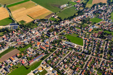 Vue aérienne de Vue des rues et des maisons dans les quartiers résidentiels à Langenenslingen dans le département Bade-Wurtemberg, Allemagne