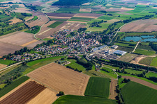 Vue aérienne de Vue de la ville en bordure des champs agricoles et des terres agricoles en Andelfingen à le quartier Andelfingen in Langenenslingen dans le département Bade-Wurtemberg, Allemagne