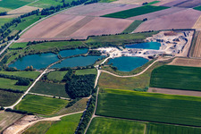 Vue aérienne de Étang de gravier à le quartier Andelfingen in Langenenslingen dans le département Bade-Wurtemberg, Allemagne