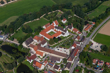 Vue aérienne de St. Anna-Münster, Centre de conférences Monastère Heiligkreuztal à le quartier Heiligkreuztal in Altheim dans le département Bade-Wurtemberg, Allemagne
