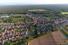 Vue aérienne de Église paroissiale de Saint-Léo à le quartier Schaidt in Wörth am Rhein dans le département Rhénanie-Palatinat, Allemagne