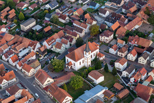 Vue aérienne de Église Saint-Wendelin à Hatzenbühl dans le département Rhénanie-Palatinat, Allemagne