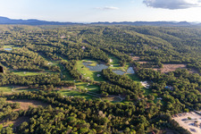 Vue aérienne de Terre Blanche Resort à Tourrettes dans le département Var, France