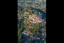 Vue aérienne de Historique sur une colline du Var à Montauroux à Callian dans le département Var, France