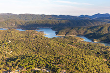 Vue aérienne de Réservoir : Lac Cassien - Faïence à Montauroux dans le département Var, France