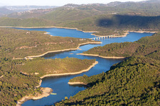 Vue aérienne de Réservoir et zones riveraines du lac de Saint Cassien à Tanneron à Montauroux dans le département Var, France